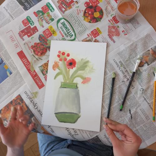 Unter Anleitung malten die Schüler*innen der 3a ein Blumenstillleben mit Ölfarben auf Malkarton und sammelten Erfahrungen mit der besonderen Textur dieser Farben.
